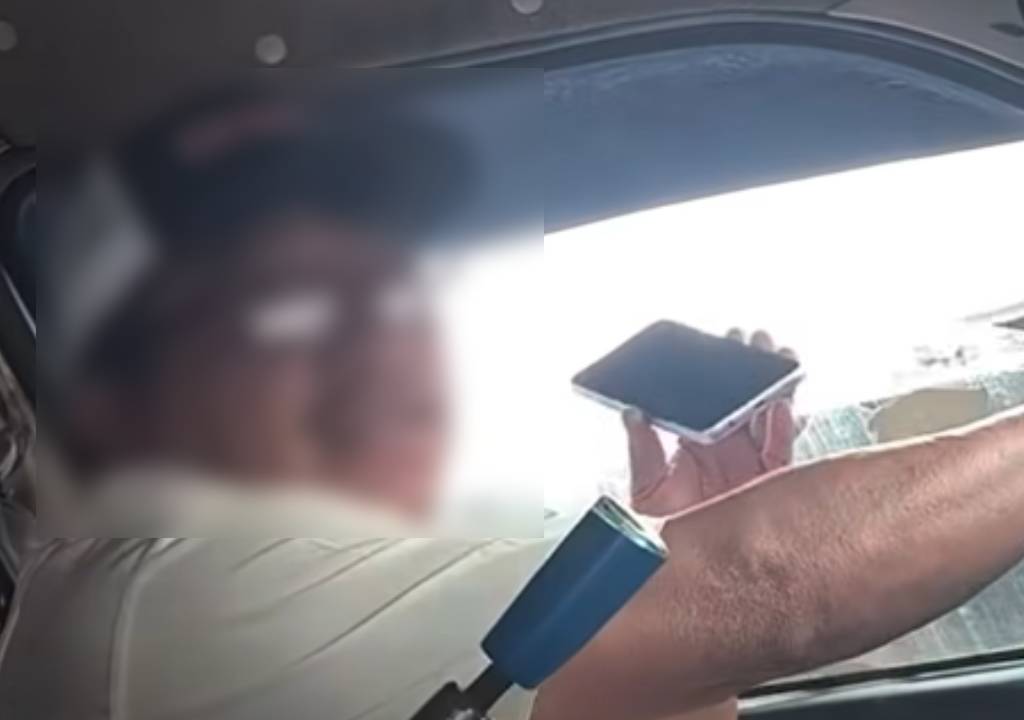 Captan a CHOFER de COMBI usando su CELULAR mientras maneja en Yucatán