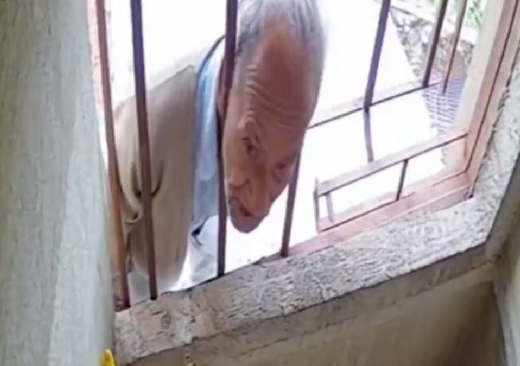 Captan a abuelo espinando a sus vecinas por ventana de un baño.