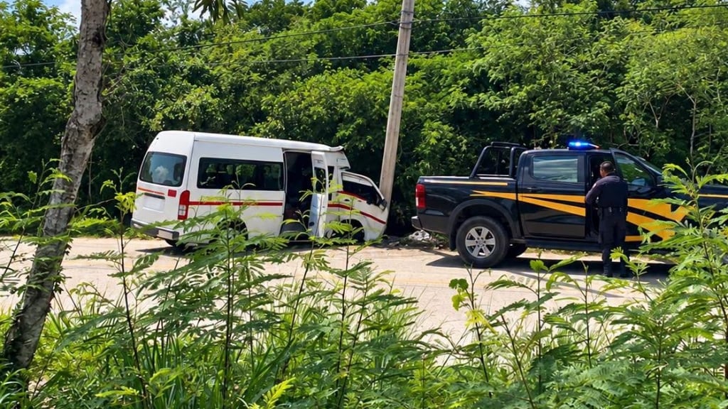 Conductor CHOCA su combi en la Sierra Papacal-Chuburná y huye; deja 6 pasajeros heridos