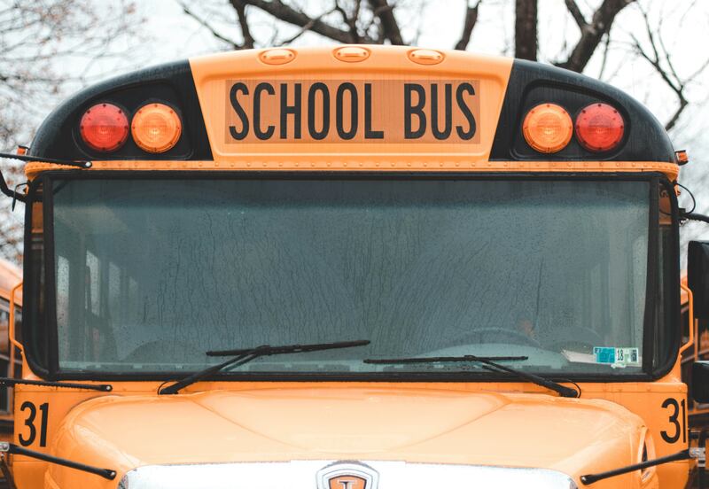 Autobús escolar se incendió aún con 28 alumnos abordo, iban saliendo de la escuela
