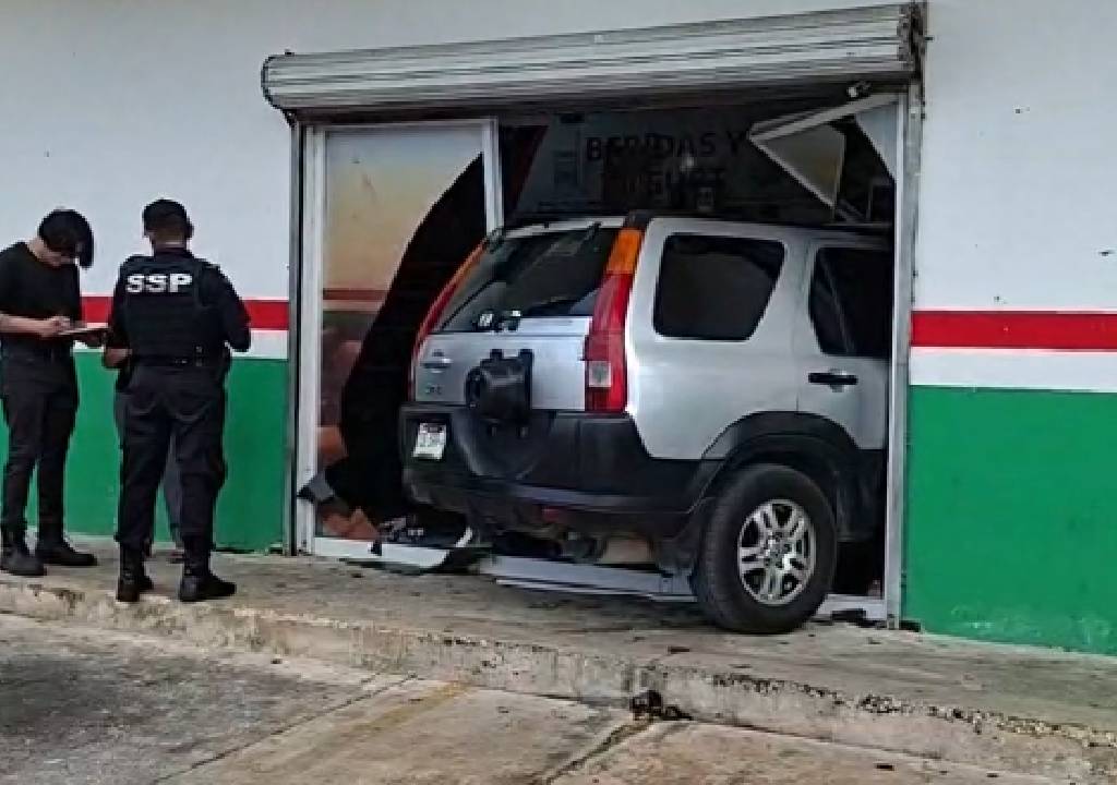 ¡Alarmante! Camioneta termina dentro de tienda en la Serapio Rendón; ¿Hay heridos?