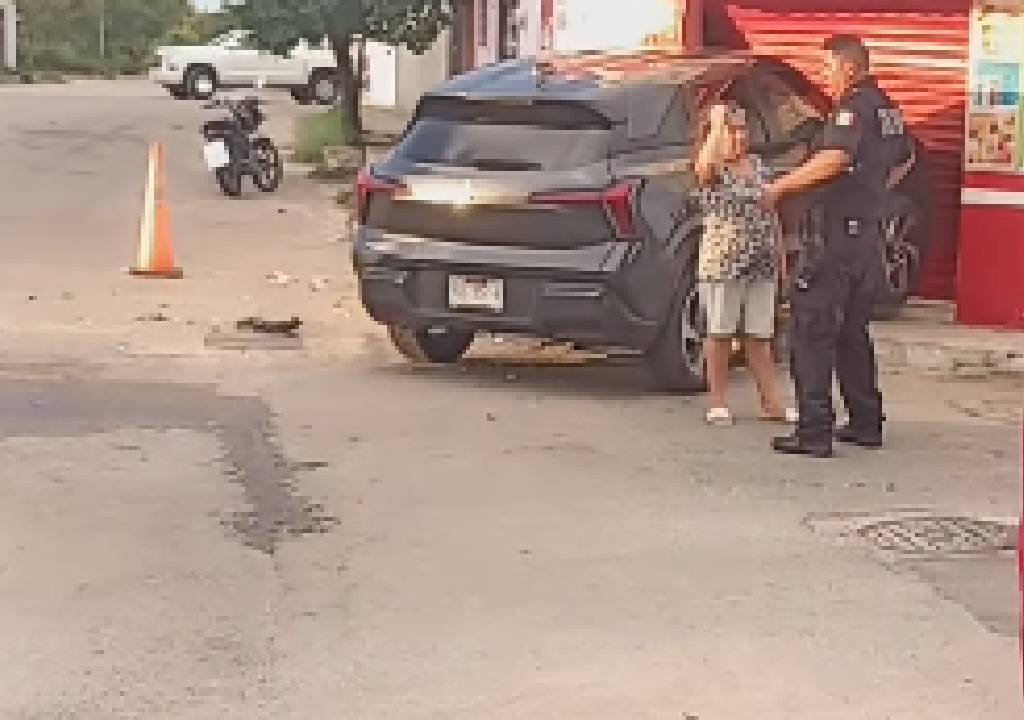 Reportan aparatoso accidente; camioneta se estrella y termina dentro de tienda en Mérida