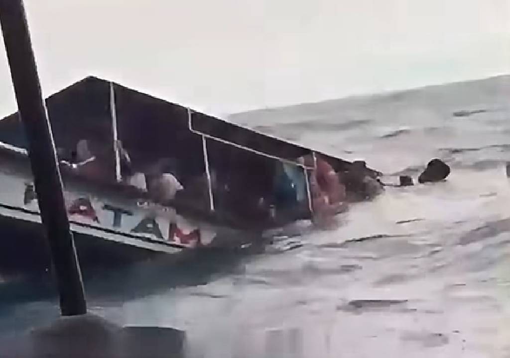 ¡Alerta en el MAR! Lancha con TURISTAS vuelca durante recorrido (+VIDEO)