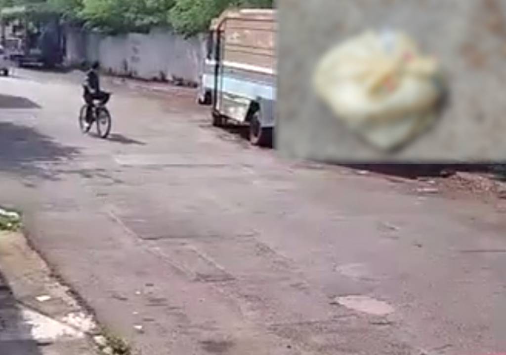Captan a sujeto tirando extraña BOLSA en calles de Yucatán; vecinos hacen PERTURBADOR hallazgo