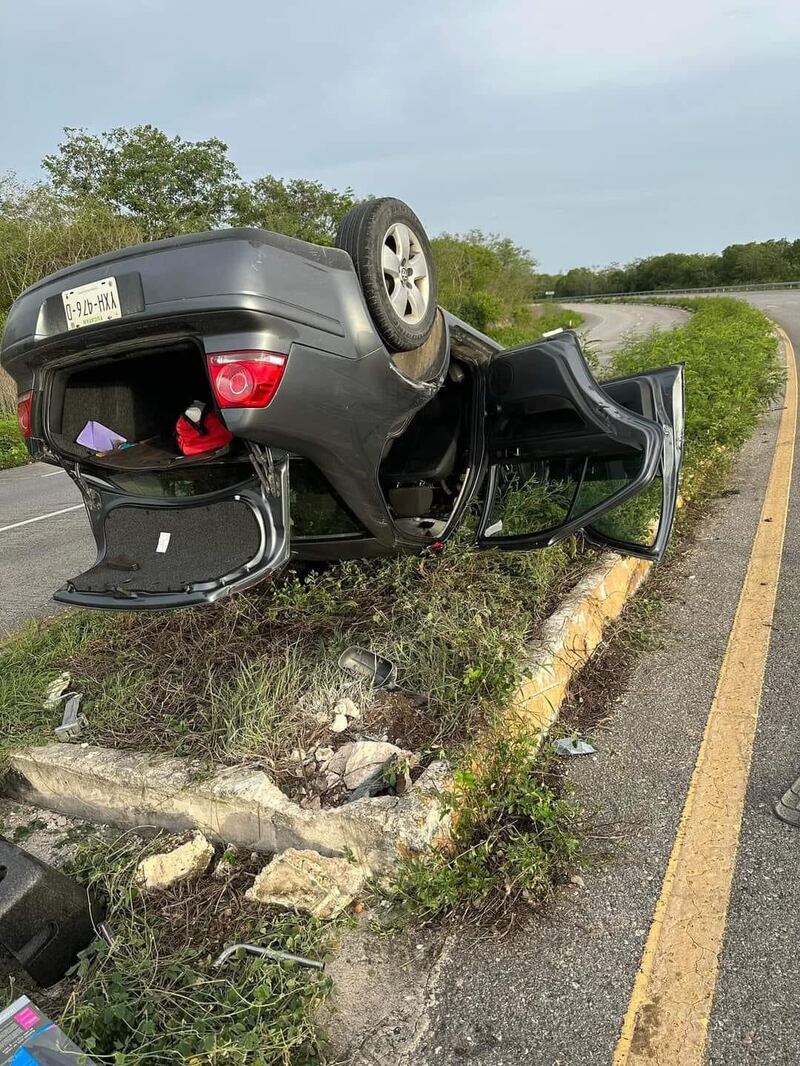 Accidente automovilístico casi mata a matrimonio joven, FOTO