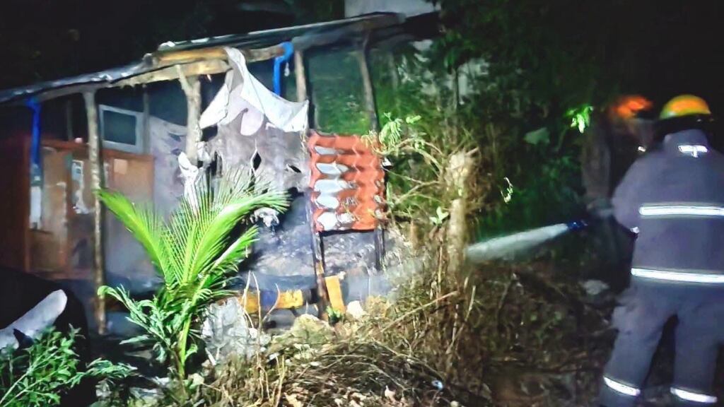 Discutió con su vecino y terminó INCENDIÁNDOLE su casa; reportan severos daños y un detenido