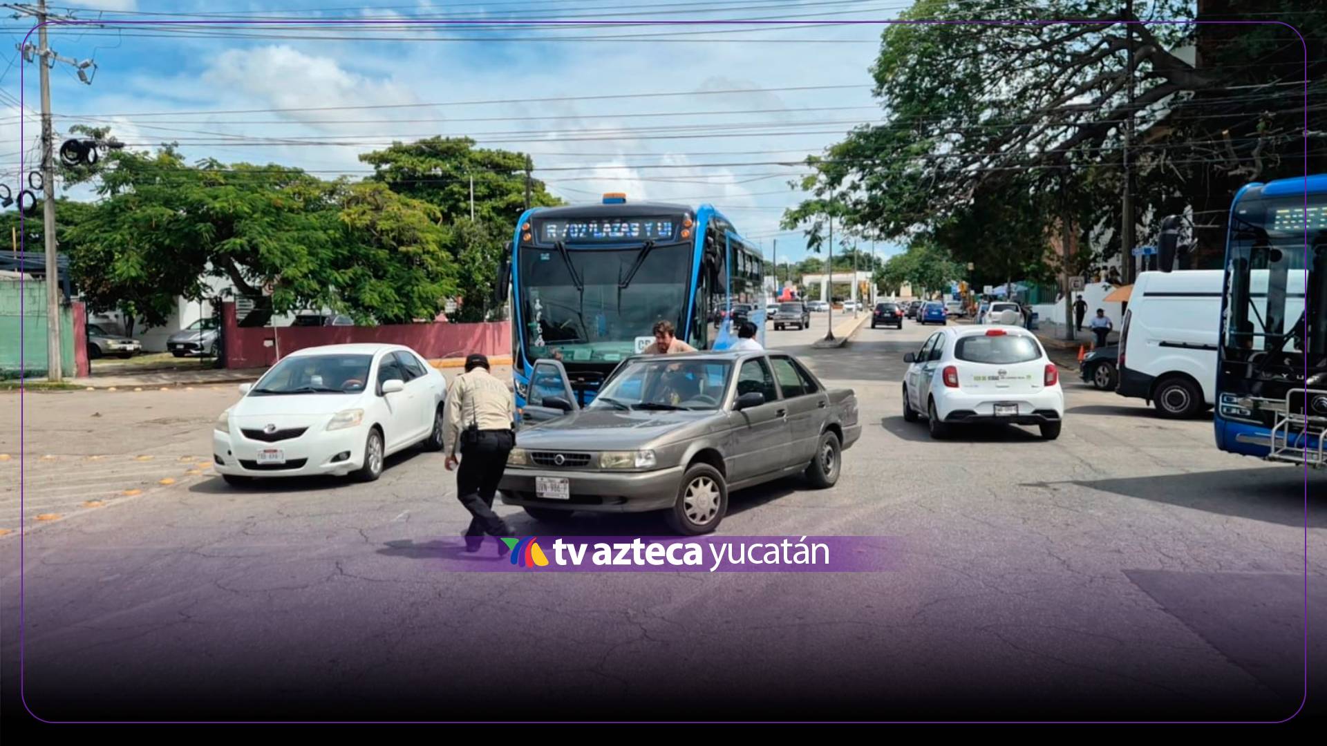 ¡Detienen el tráfico! Camión de Va y Ven se impacta contra un vehículo compacto en Mérida