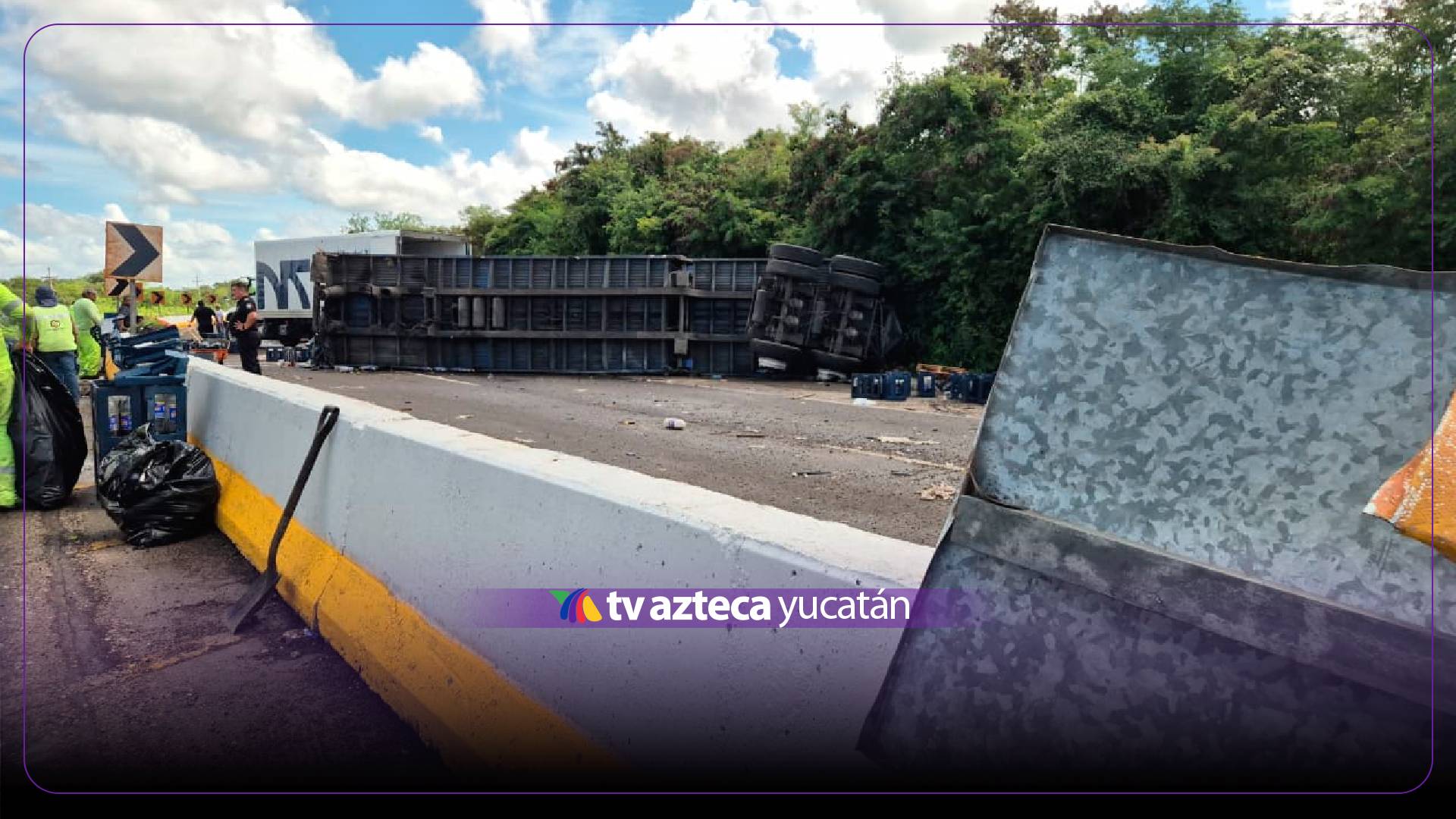 ACTUALIZACIÓN: Así quedó el tráiler volcado sobre la Mérida - Conkal y el producto que transportaba derramado sobre la carretera