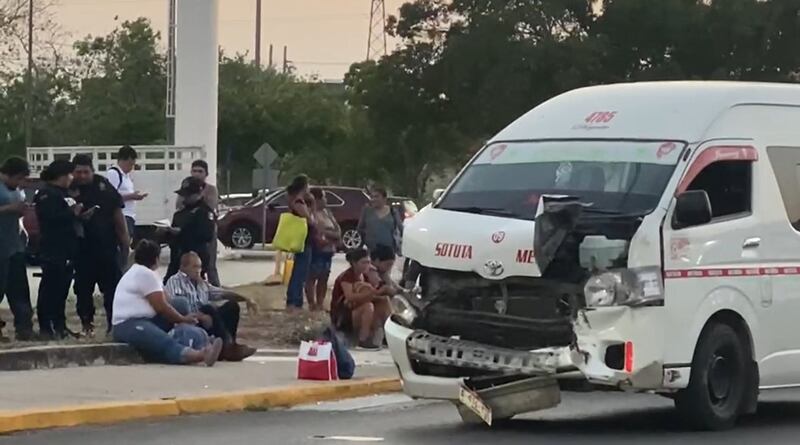 Fuerte choque entre combi de pasajeros y auto particular (FOTOS)