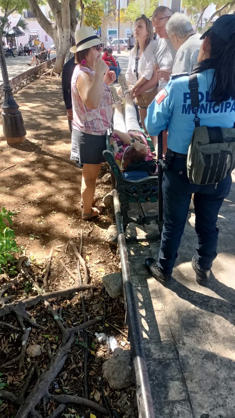 FOTO Mujer extranjera sufre inesperado desmayo en la Playa Grande del Centro Histórico de Mérida